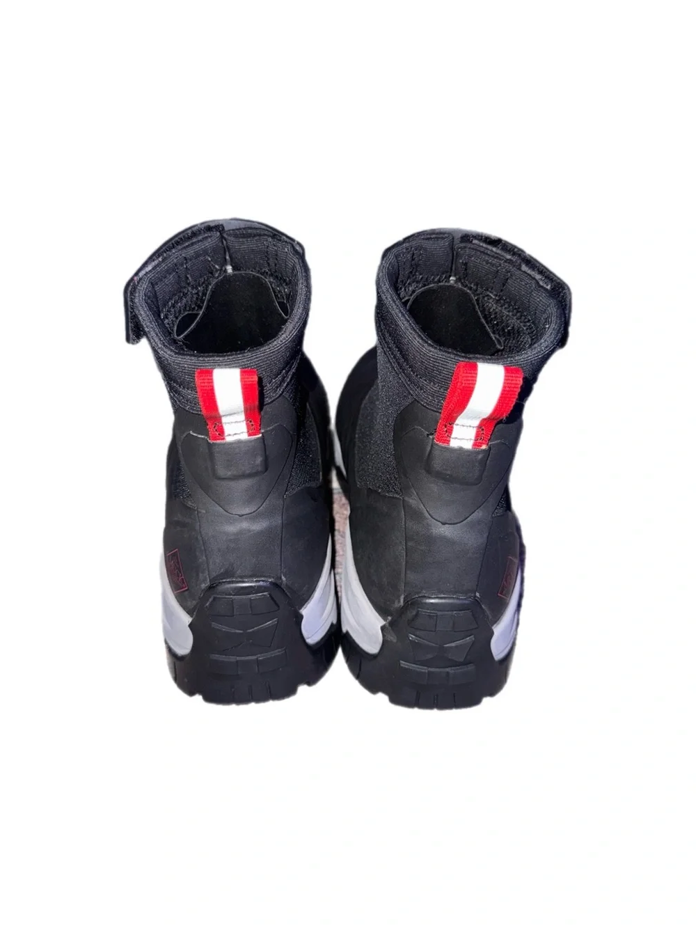 Black and red mens mid Waterproof Muck Boots size 8